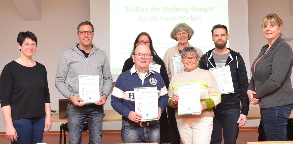 Jeanett Czinzoll übergab Urkunden an die Ranger Silko Worm, Wolfgang und Sigrun Hellwig (vorn), Kathleen Fehre, Ans Briesenick und Jens Hild. Auch die Bürgermeisterin gratulierte (von links).