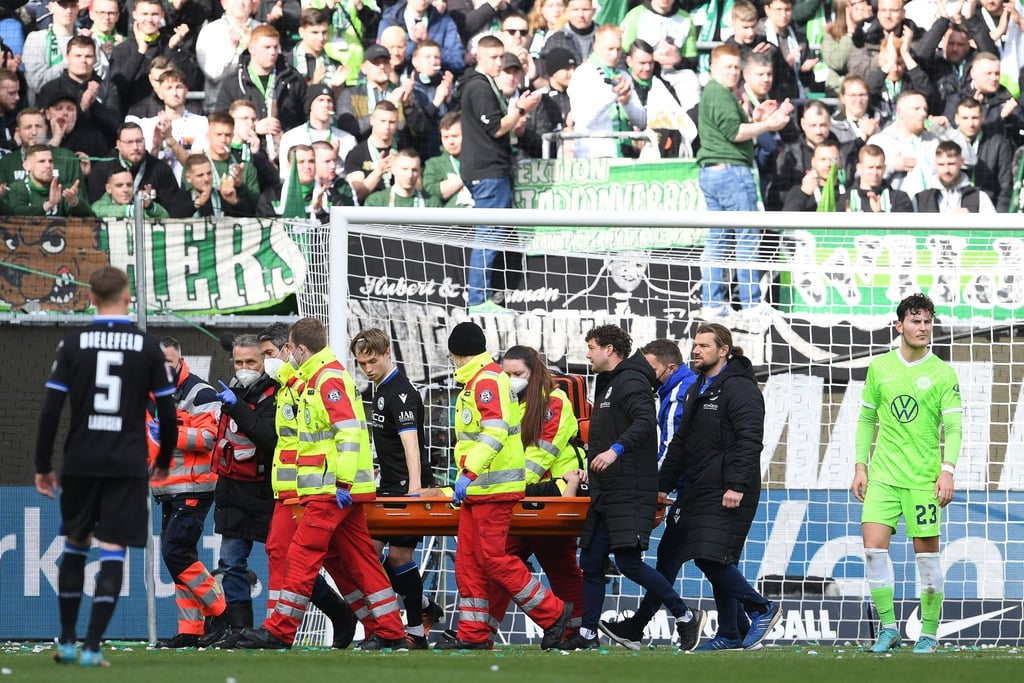 Bielefelds Cedric Brunner wird verletzt vom Platz getragen.