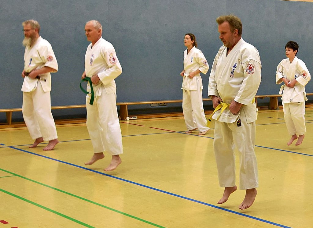 Eine Erwärmung absolvieren die Mitglieder der Abteilung Karate des Haldensleber Sportclubs stets gemeinsam, bevor die Übungen beginnen.