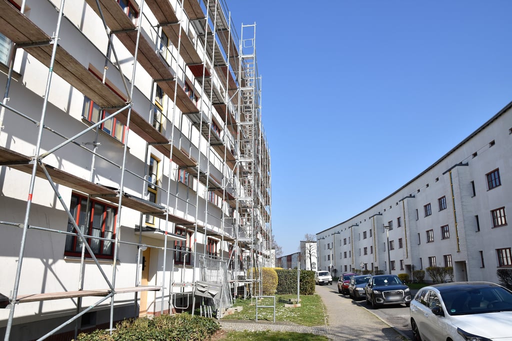 Das eingerüstete Gebäude gehört zur historischen Siedlung in Magdeburg-Cracau.