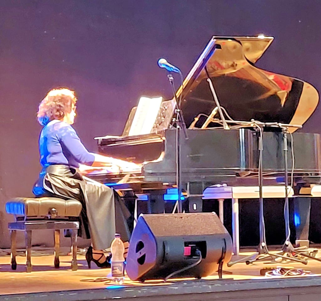 Musikerin Shanna Griniwa bot den Besuchern am Anfang der Veranstaltung mehrere Klaviestücke. Darunter auch ein Lied für die ukrainischen Mütter.