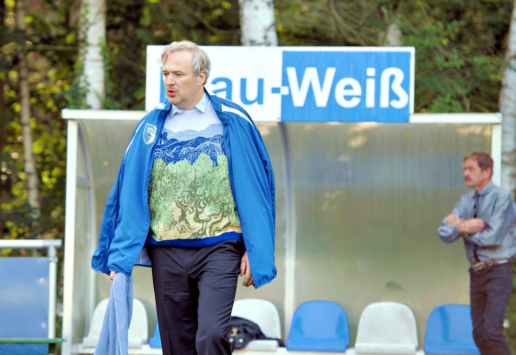 In Ollewitz verfolgt Stephan, gespielt von Stephan Grossmann, das Spielgeschehen auf dem Sportplatz.