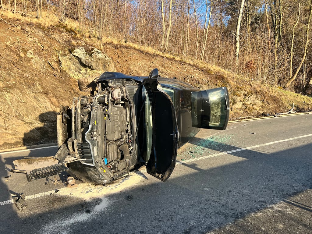 Ein Verkehrsunfall hat sich am Samstag (9. April) gegen 18.30 Uhr auf der B242 zwischen Stiege und Hasselfelde ereignet. Bei einem Auto eines 44-jährigen Fahrers platzte der Reifen.