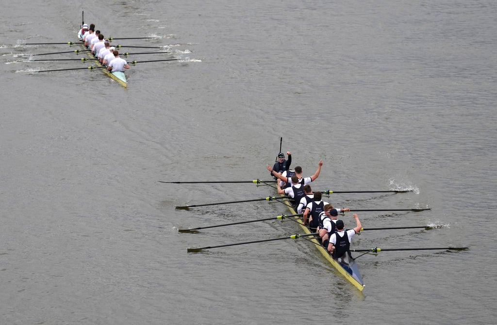 Das Team von Oxford (r) bejubelt seinen insgesamt 81. Erfolg beim traditionellen Boat Race auf der Londoner Themse.