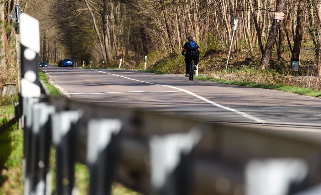 Blick in die Salzmünder Straße von Nietleben aus in Richtung Dölau. Hier plant die Stadtverwaltung einen neuen Radweg.