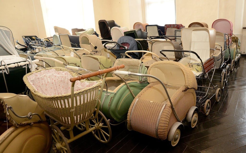 Kinderwagen aus allen Epochen findet man schion seit vielen jahren im Museum Schloss Moritzburg Zeitz, jetzt Deutsches Kinderwagenmuseum. Aber wer schraubte tatsächlich den ersten richtigen Kinderwagen zusammen?