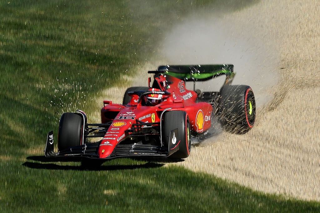 Ferrari-Pilot Charles Leclerc kommt im Freien Training von der Rennstrecke ab.