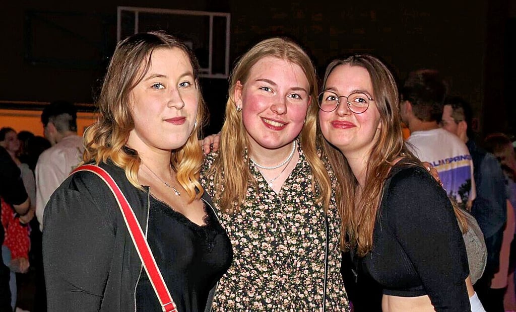 Juletta Kallmeter (von links), Amelie Botzelmann und Greta Drogi genossen die Party des Abi-Jahrgangs in der Lindensporthalle Osterburg.