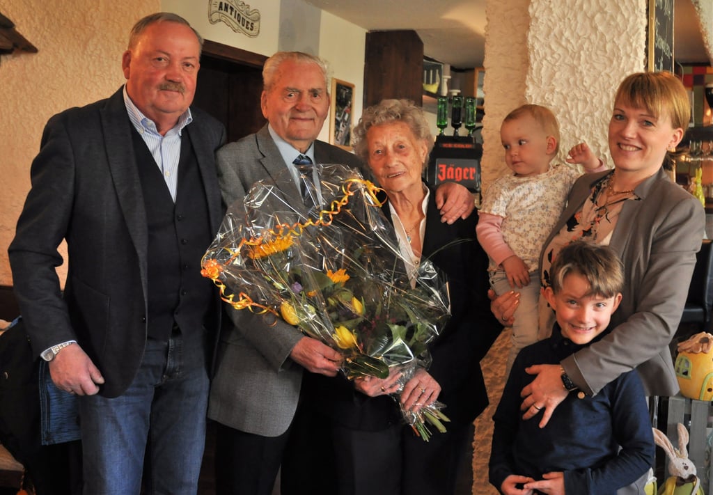 Vier Generationen der Familie Hinze feiern die eiserne Hochzeit von Horst und Elfriede Hinze: Sohn Lutz Hinze, Enkelin Martina und die Urenkel Henrik und Helene.