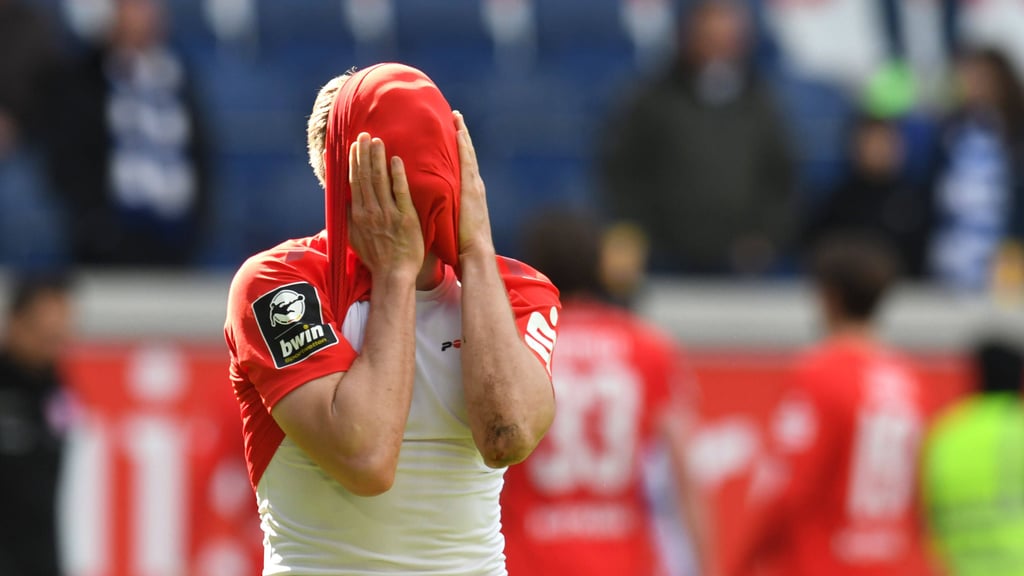 So wie Elias Huth erging es am Samstag auch den HFC-Fans: Man mochte gar nicht mehr hinschauen, wie das Team in Duisburg spielte.