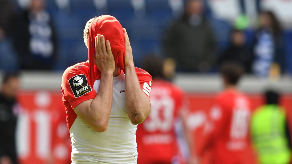 So wie Elias Huth erging es am Samstag auch den HFC-Fans: Man mochte gar nicht mehr hinschauen, wie das Team in Duisburg spielte.