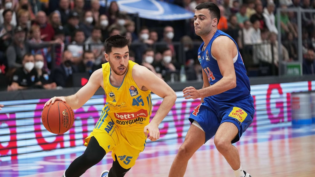 Berlins Tamir Blatt (l.) ist von MBC-Spielmacher Nikola Rebic nicht zu stoppen.