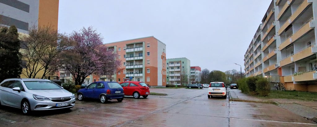 Das Wohngebiet in der Kleinen Mühlenbreite ist nur eines von Wohnvierteln in der Stadt, in denen in der Zukunft auch die Möglichkeit bestehen muss, ein Elektroauto tanken zu können. Dazu müssen Tankstellen errichtet werden. Ein Thema, womit sich der kommunale Vermieter bereits befasst.