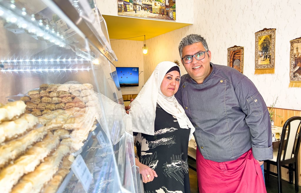 Glücklich stehen Ihsan Aljabr und Hasan Alneimat in ihrem Café. Sie haben auch schon Pläne, wie es weitergehen soll.