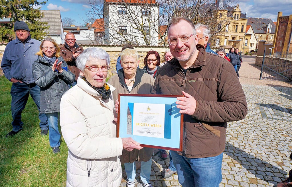 Die Ehrenmitgliedschaft des Heimatvereins wurde Brigitta Weber (Mitte links) von Stefan Auert-Watzik (Mitte rechts) überreicht.