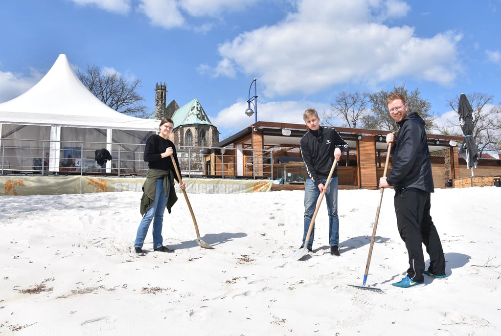 Bisher mussten die Mitarbeiter um Tresenchef Andy Becker (r.) jeden Morgen den Strand von Zigarettenkippen befreien. Weil Raucher trotz zahlreicher Aschenbecher ihre Zigaretten im Sand entsorgten, wird der Strandbereich in diesem Jahr rauchfrei. Gequalmt werden darf nur noch in ausgewiesenen Bereichen wie in der Pagode (links oben im Bild).