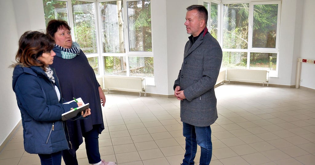 Anke Müller (von links), Janett Käckenmeister und Nico Schulz schauten sich in der zukünftigen Hort-Außenstelle um.