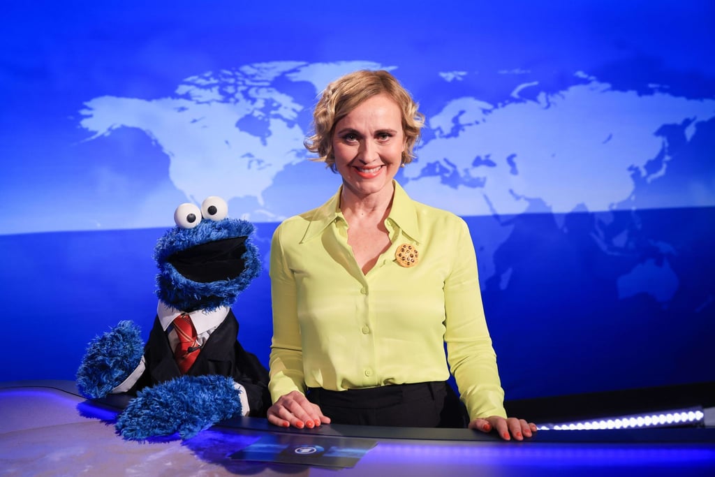 Caren Miosga und das Krümelmonster lächeln in die Kamera.
