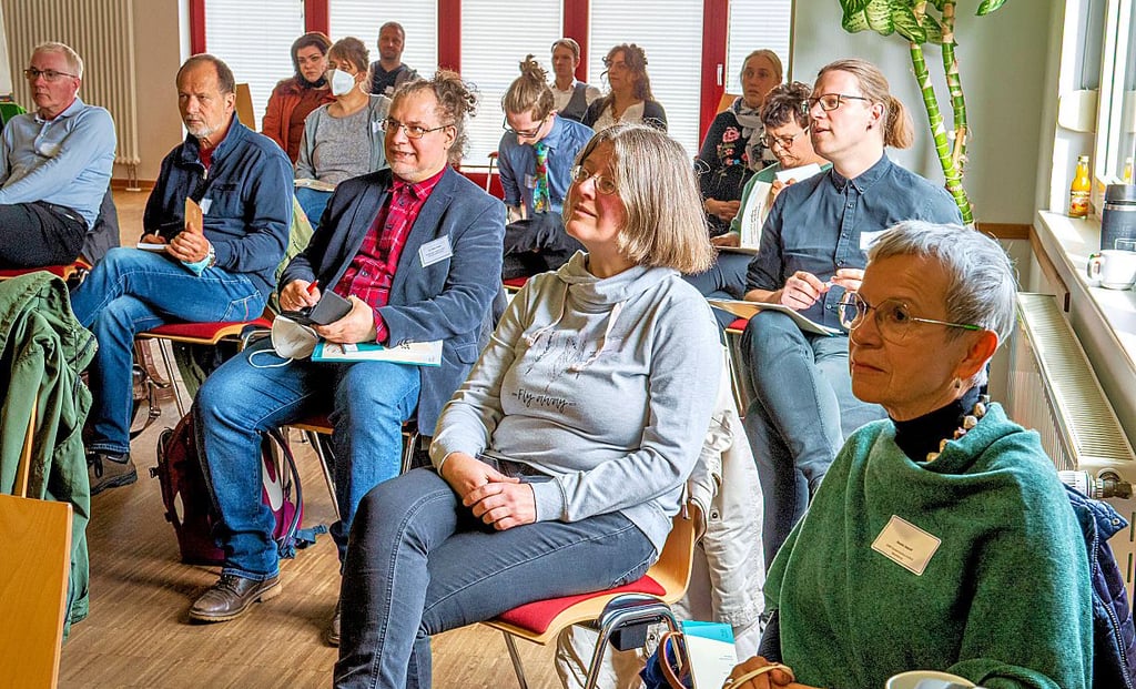 Vertreter aus den verschiedensten Bereichen kamen im Bad Kösener Konrad-Martin-Haus zur Demokratie-Konferenz zusammen.
