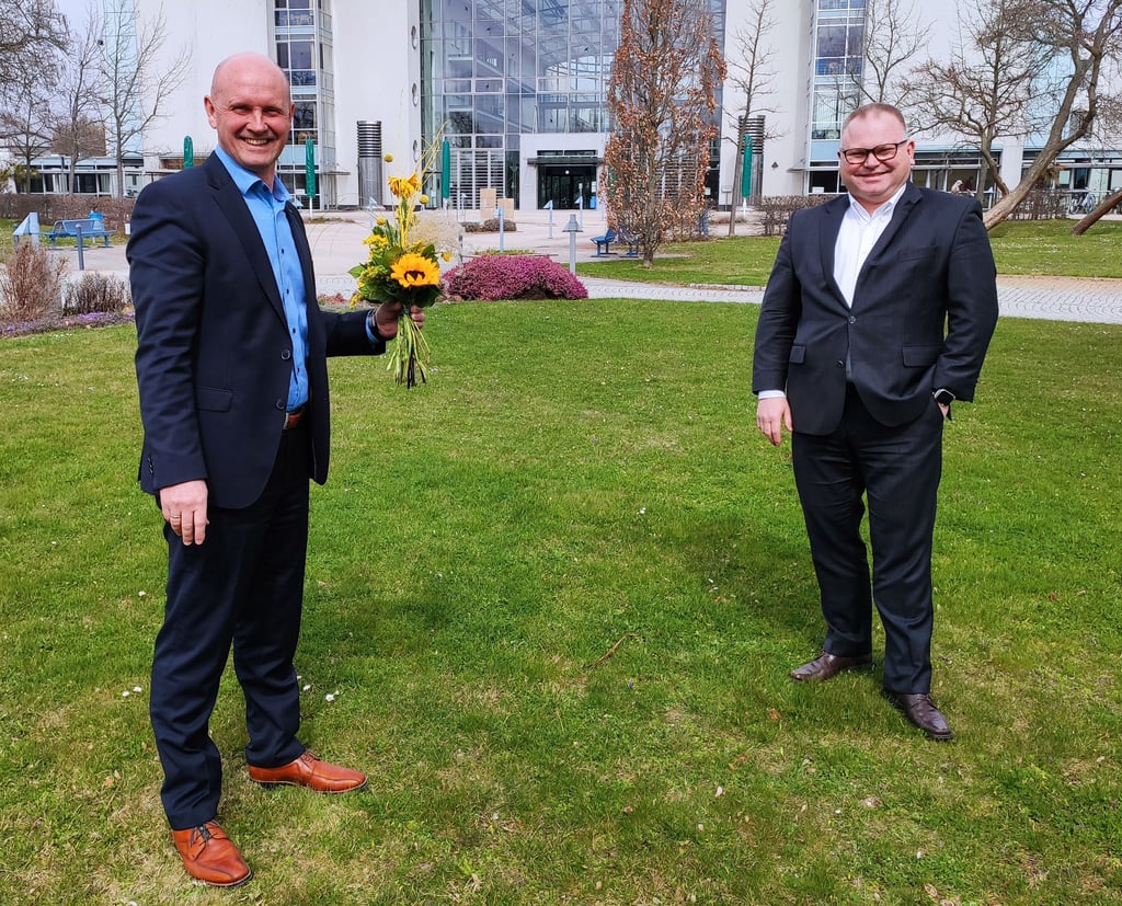 Michael Jahn (links) ist neuer kaufmännischer Direktor im Gesundheitszentrum Bitterfeld-Wolfen. Geschäftsführer René Rottleb hat ihn in Bitterfeld begrüßt.