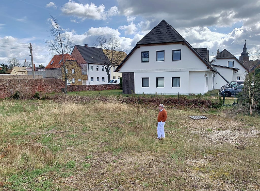 Auf dem Grundstück neben der Hausarztpraxis von Andreas und Ulrich Petri in Gröbzig ist ein Neubau geplant.