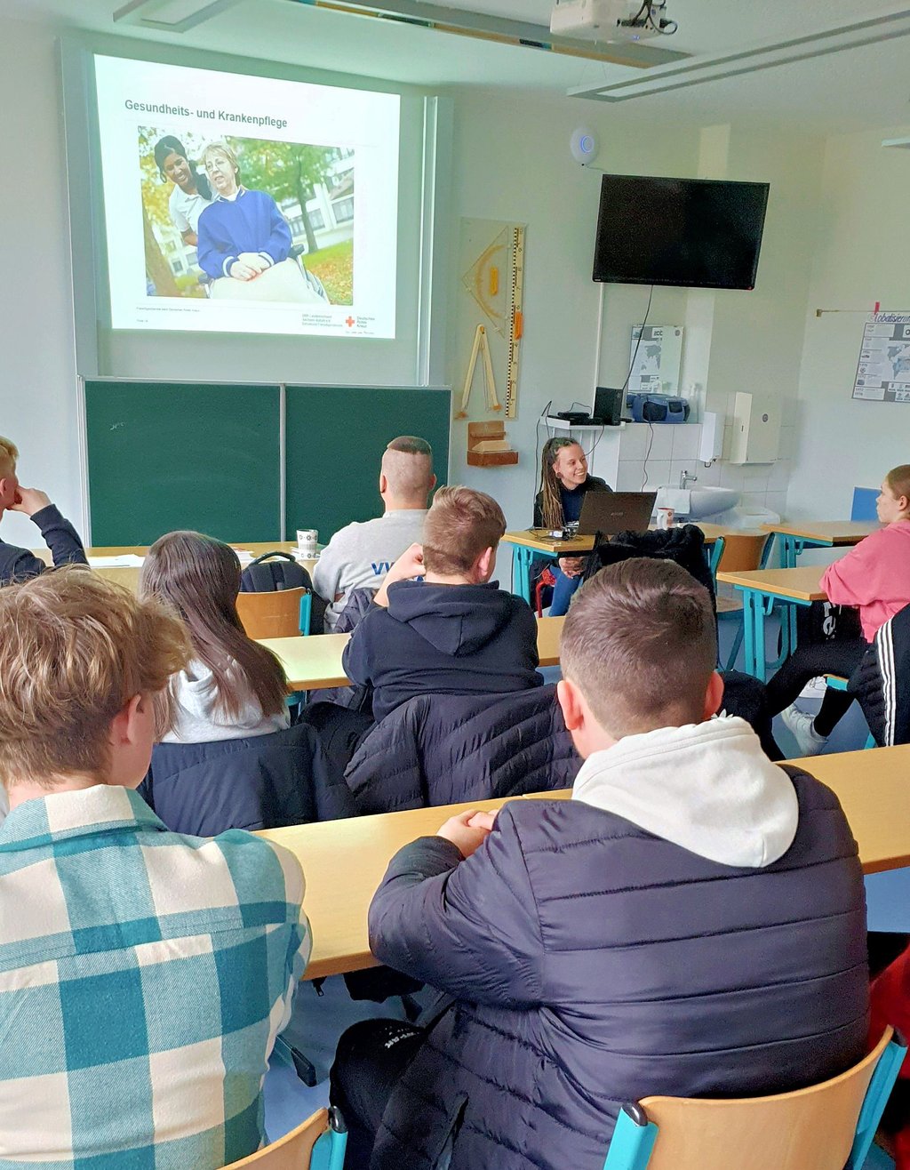 Im Schulfach Berufsorientierung, das es an der Gemeinschaftsschule in Harzgerode gibt, bekommen die Schüler allerhand wichtige Infos an die Hand. Munise Lehmann vom DRK erklärt ihnen, wie Freiwilligendienste ablaufen.