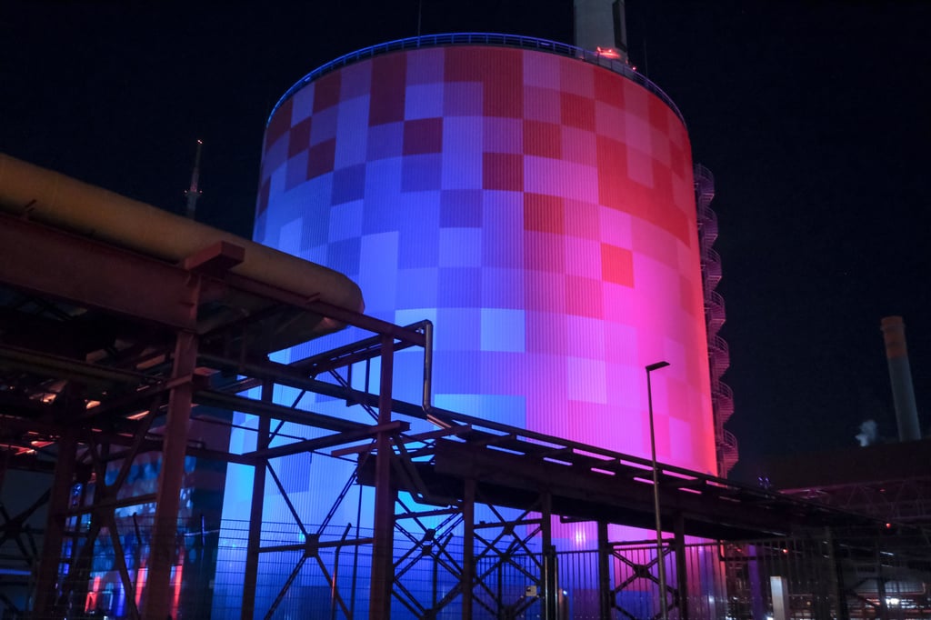 Der Energie-und Zukunftsspeicher der EVH steht im Energiepark in der Dieselstraße. Er kann Halle bis zu drei Tage mit Fernwärme versorgen.