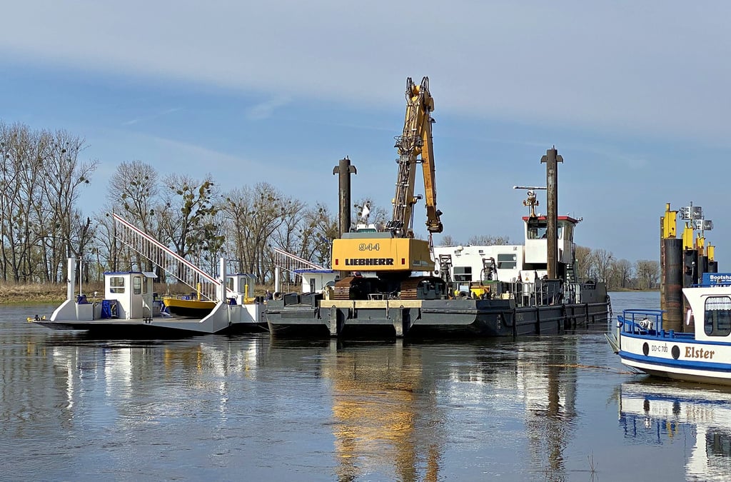 Die sanierte Fähre ist seitlich am Arbeitsschiff „Torgau“ festgemacht, nachdem ein Schubverband mit dem Motorschiff „Rossel“ sie am Montagmorgen die letzten Kilometer von Wittenberg bis nach Elster gebracht hatte. Am Donnerstagmorgen war die Fähre aus der Werft abgeholt worden.