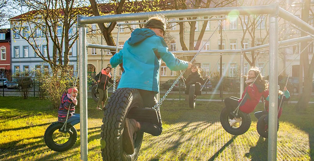 Auch die Reifenschaukel auf dem Jägerspielplatz ist erneuert worden. Darunter liegen Fallschutzmatten aus Gummigranulat.
