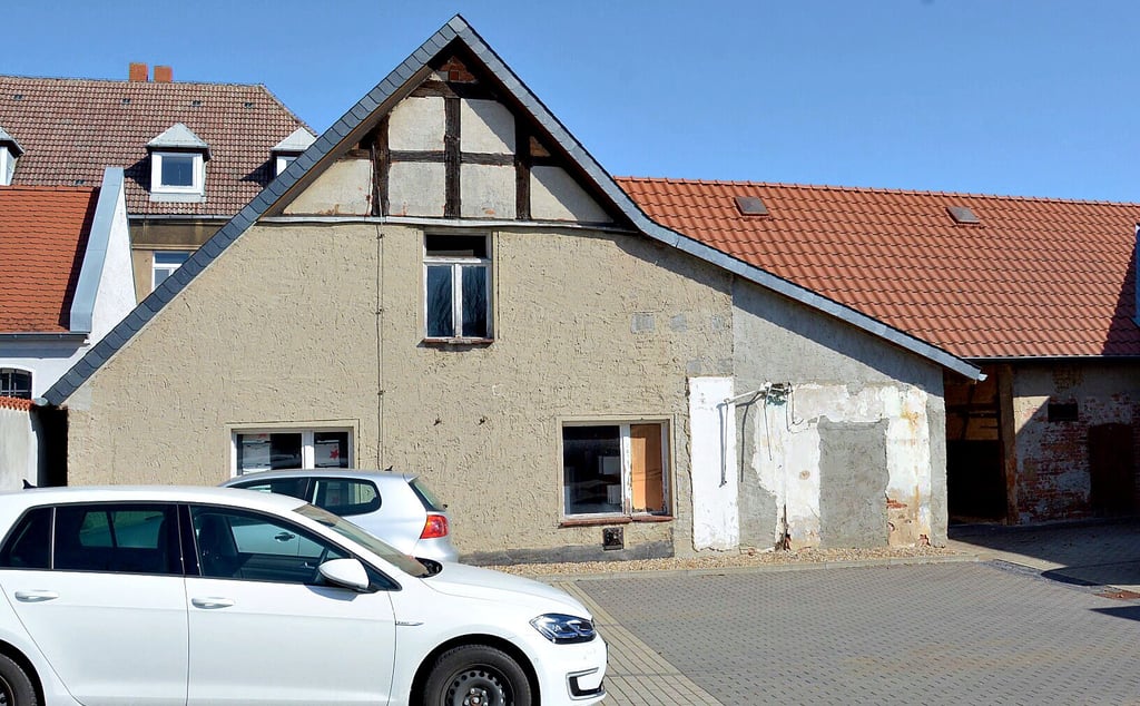 Weichen soll das alte Haus an der Mittelstraße, das in der Nähe des Rathauses steht. Auf dem Foto ist die Rückseite zu sehen. Entstehen soll ein vielseitig nutzbarer Neubau.