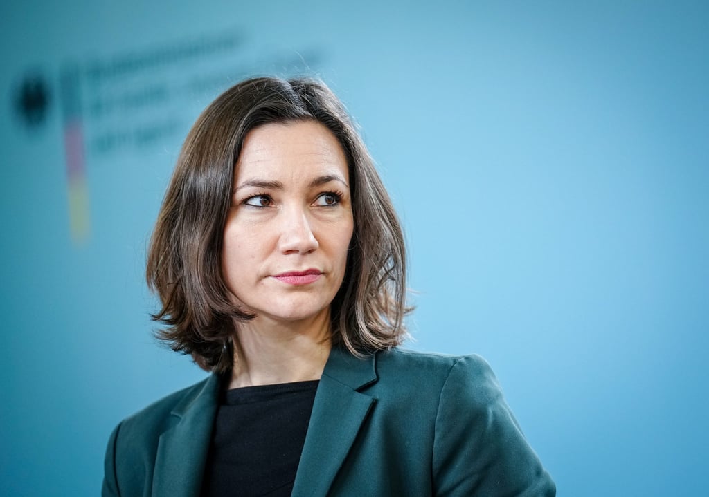Bundesfamilienministerin Anne Spiegel (Grüne) stellt ihr Amt nach Kritik an ihrem Umgang mit der Flutkatastrophe in Rheinland-Pfalz im Sommer 2021 zur Verfügung.