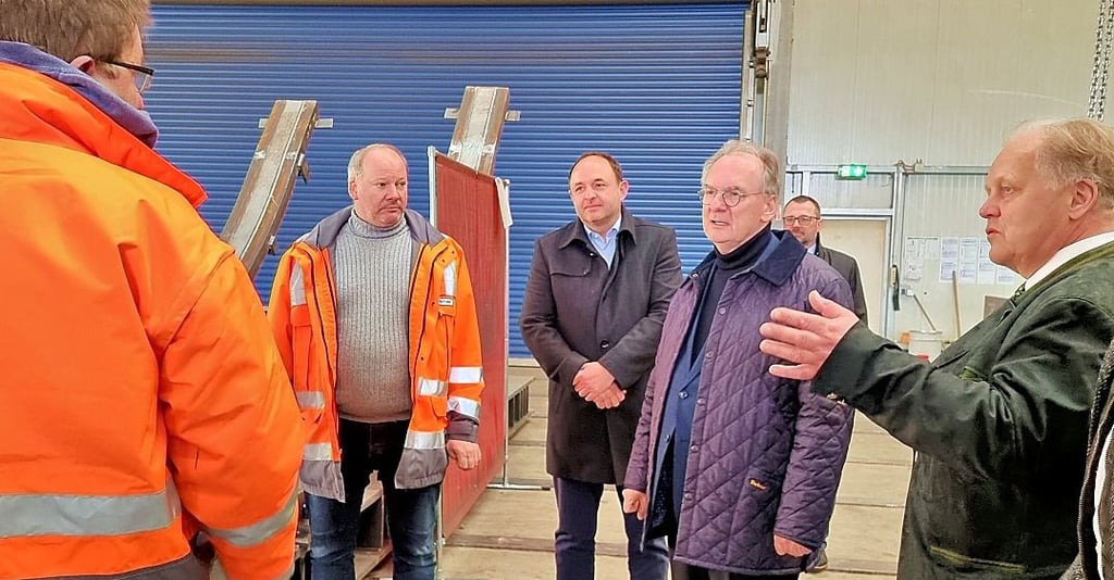 Ministerpräsident Reiner Haseloff (2. v. re.) im Gespräch mit Mitarbeitern des Stahlbauunternehmens Sibau. Rechts: Sibau- Geschäftsführer Heinrich Baumgärtel.