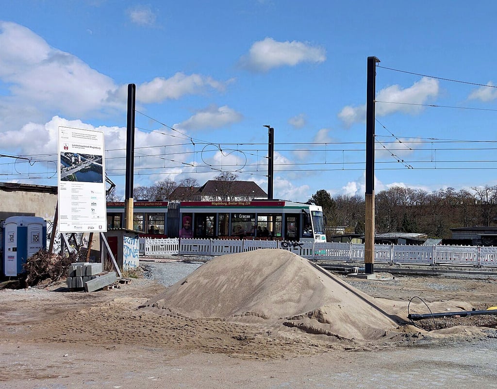 Seit 24. Dezember sind die Straßenbahnen der Linie 4 über die neue Trasse am Heumarkt in Magdeburg unterwegs. Im Mai muss die Überfahrt für dreieinhalb Wochen voll gesperrt werden.