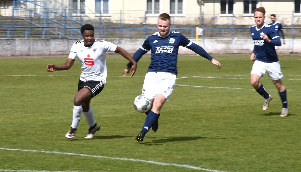 Martin Keilhaupt (am Ball) setzte sich im Zweikampf gegen Isaac Bimenyimana durch. Dem Stürmer der Farnstädter blieb an diesem Tag ein Treffer verwehrt, dennoch durften die Gäste im Germer-Stadion zweimal jubeln.