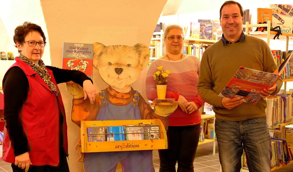 Die Mitarbeiterinnen der Kinderbibliothek im Blankenburger Ratskeller, Birgit Tiebe und Maria Dantschew, mit ihrem neuen Chef Andreas Grundei (von links). Sie laden am Mittwoch, 13. April, zu einer abwechslungsreichen Ferienaktion ein.