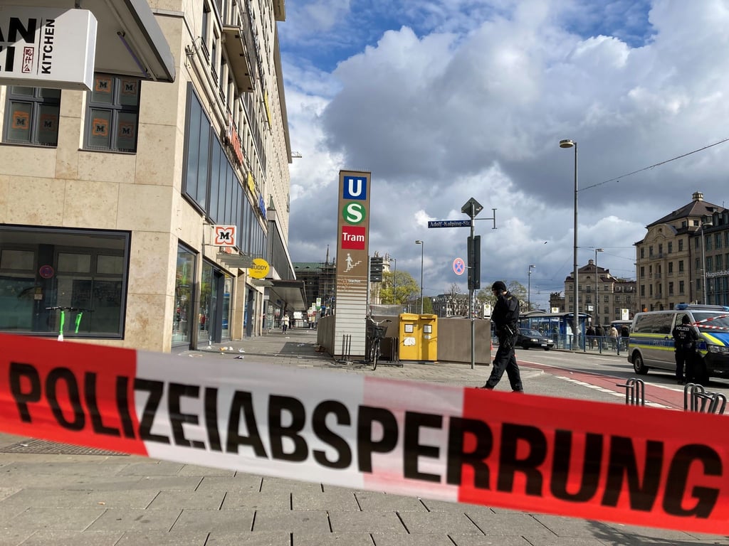 Nach einem Tötungsdelikt in der Münchner Innenstadt hat die Polizei den Tatort abgesperrt.