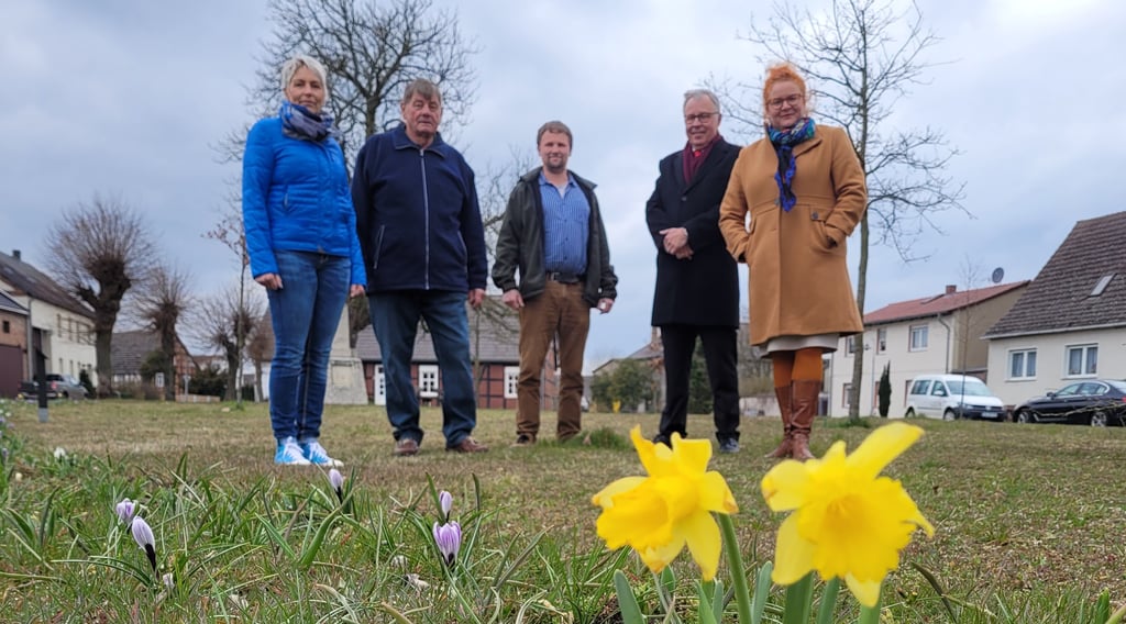 Dagmar Bauer (von links), Gustav Wienecke, Hendrik Brune, Hans-Jürgen Behr und Mandy Schumacher auf dem Dorfplatz.
