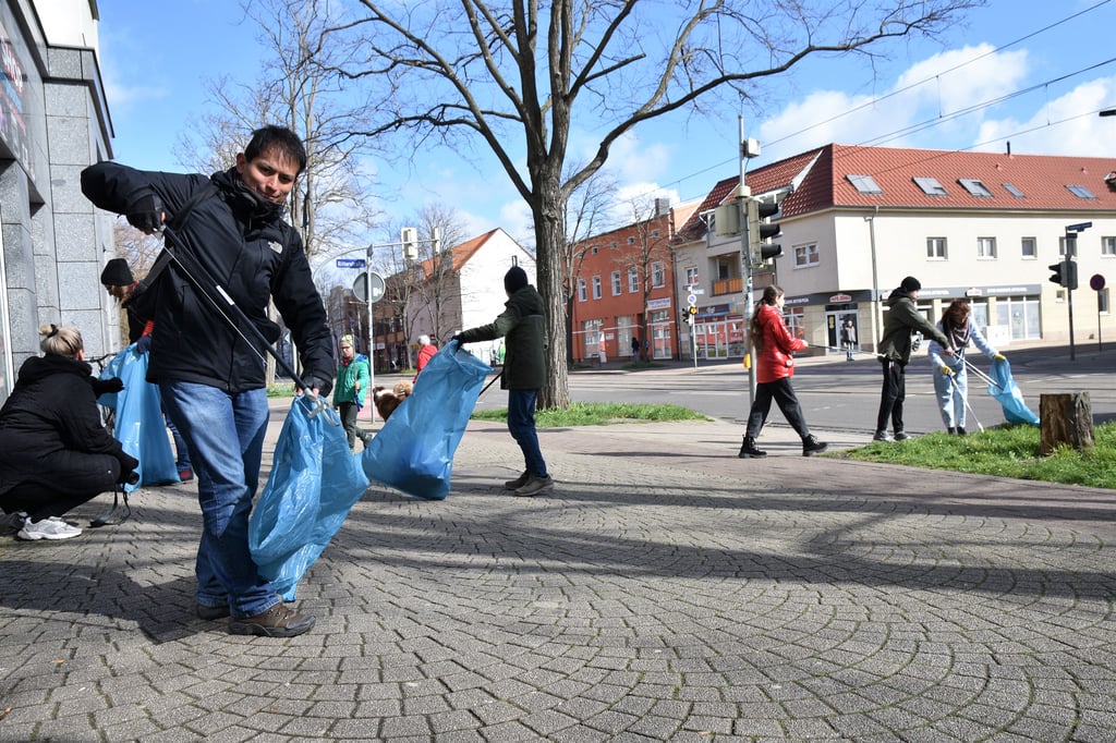 Freiwillige Helfer zogen am Sonnabend mit Greifzange und Müllbeutel durch das Moritzplatz-Quartier in Magdeburg.
