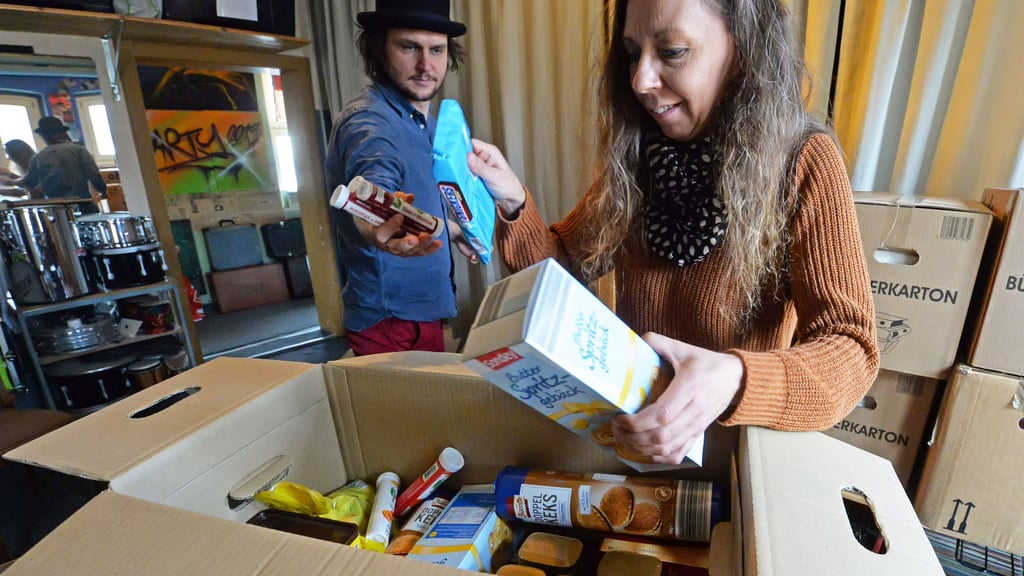 Vivien Horn und Marcel Schulze sichten Spenden, die im Klub abgegeben wurden.