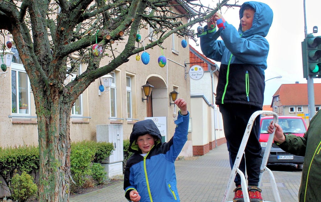 Leo und Jamie sind nicht nur beste Freunde, sie unternehmen auch viel gemeinsam. Mit ihren Familien waren die Jungen zur Osteraktion gekommen und unterstützten sich gegenseitig.