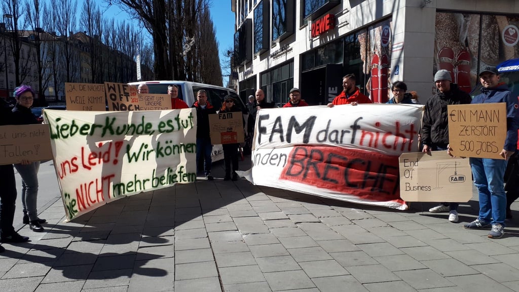 Mitarbeiter des insolventen Magdeburger Förderanlagenbauers FAM protestierten am Montag, 11. April 2022, vor dem Hauptsitz des ehemaligen Investors in München gegen dessen Entscheidung, kein Geld mehr für das Sudenburger Traditionsunternehmens geben zu wollen.
