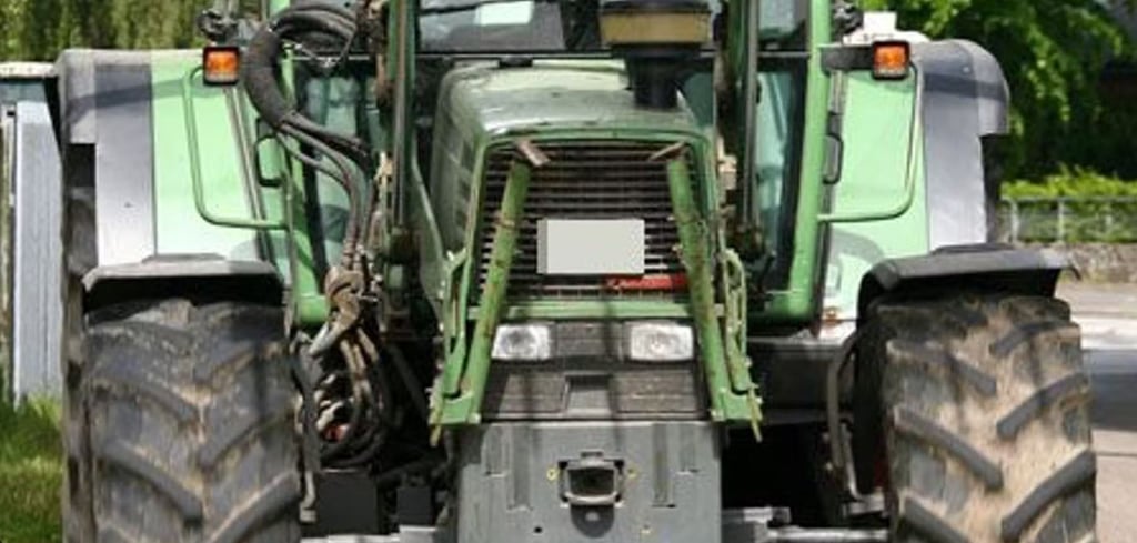 Erst verlor der Mann die Kontrolle über seinen Traktor, dann stürzte die gewaltige Maschine um. Der Fahrer wurde tödlich verletzt. Symbolbild: