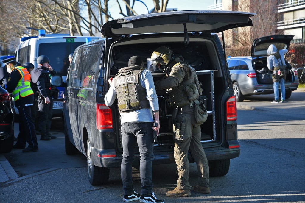 Spezialkräfte der Polizei bereiten einen Einsatz vor.