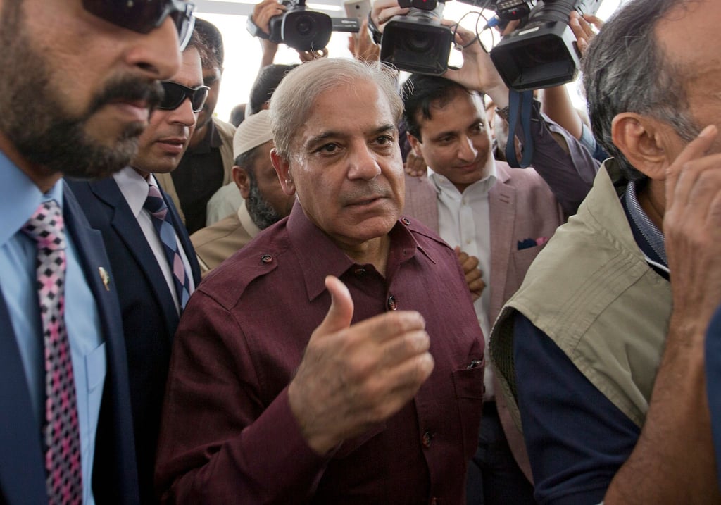 Oppositionsführer Shehbaz Sharif (M) gilt als Favorit für den Posten des Premierministers.