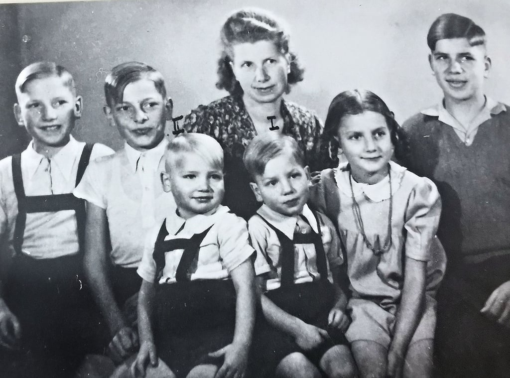Weihnachten 1947: Gernot Vogel (2.v.l.), der zu diesem Zeitpunkt schon knapp drei Jahre in Naumburg lebt, ist hier mit Mutter Gerda und seinen älteren Brüdern Hartmut (l.) und Ernst-Günter (r.), den Zwillingen Dankwart und Ortwin sowie Schwester Gudrun zu sehen.