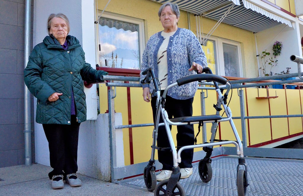 Marianne Krüger (links) und Inge Holz leben in Stendal seit Jahren Tür an Tür im Wohnblock. Einst fühlten sie sich unglaublich wohl in dem Haus. Damit ist es vorbei, seit ein Brandstifter Unruhe stiftet.