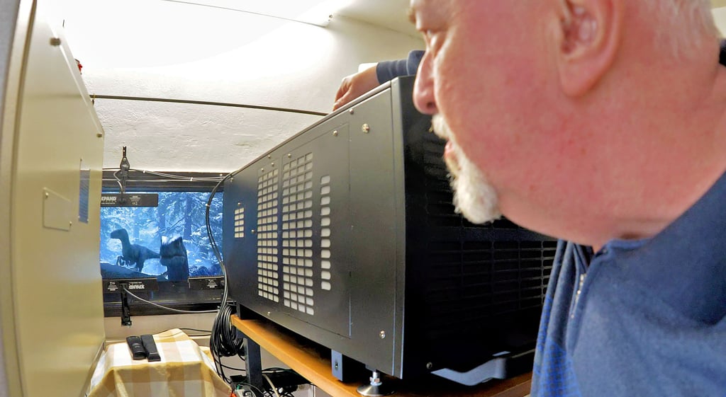 Künftig gibt es in Aschersleben Kinobild per Laserstrahl - Vorführer Bernhard Zoost am neuen Projektor.