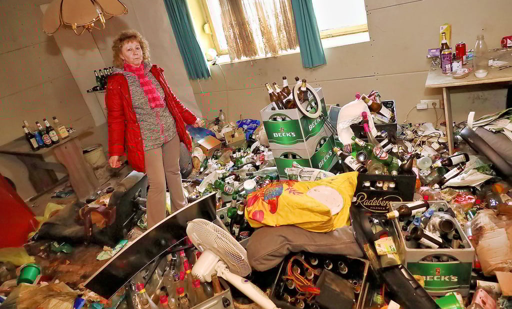 Anke Claaßen in ihrem Elternhaus in Edersleben, das sie nach dem Auszug der vorherigen Nutzer völlig verwahrlost vorfand.