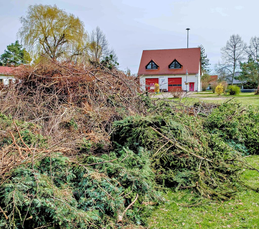 Das Brennmaterial für das Osterfeuer in Radis ist schon vorbereitet.