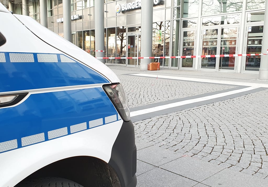 Zwei herrenlose Koffer, die am Eingang zum City Carré abgestellt waren, haben für einen Polizeieinsatz auf dem Magdeburger Bahnhofsvorplatz gesorgt.